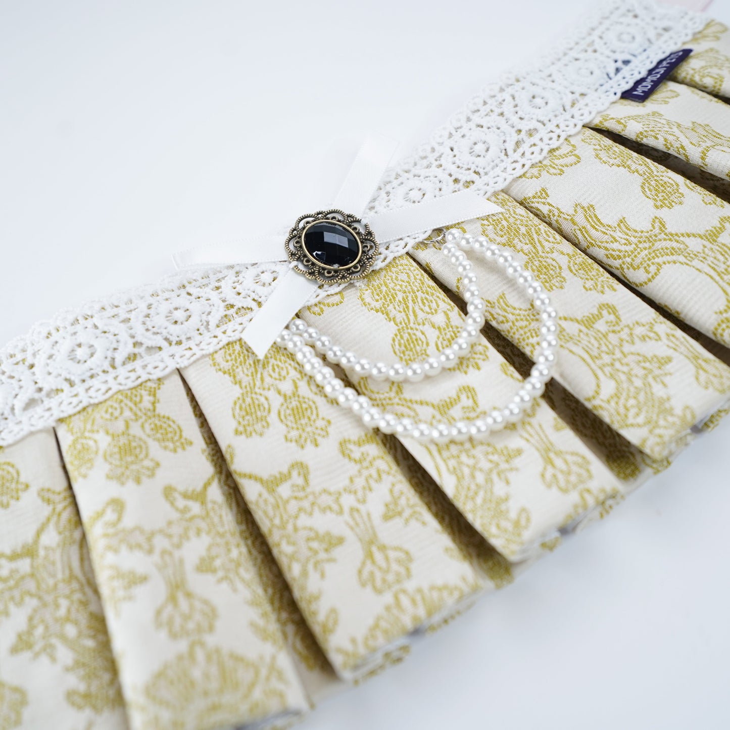 MOMOJI Gwendolen (1-Gilded Vanilla Brocade) | Pet Neckwear
