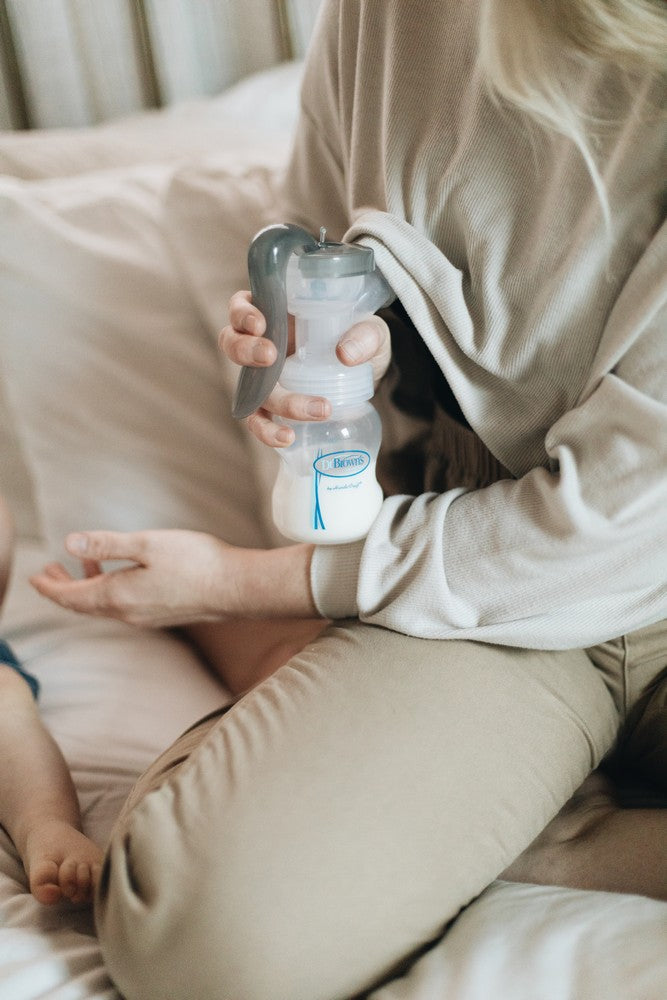 SoftShape™ 手動母乳泵 連排氣奶樽 5oz